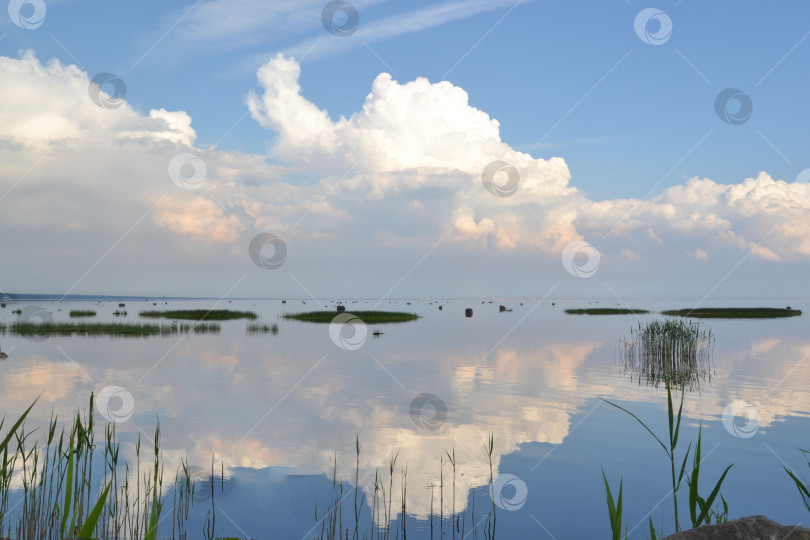 Скачать Тучи над озером фотосток Ozero