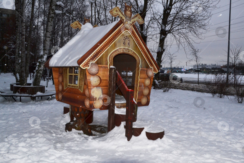 Скачать Избушка на детской площадке фотосток Ozero