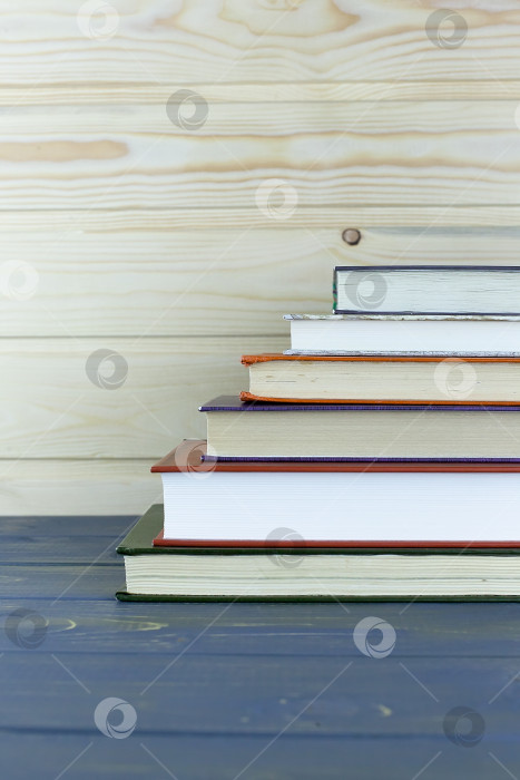 Скачать Стопка книг с надписью "Библиотека" на обороте фотосток Ozero