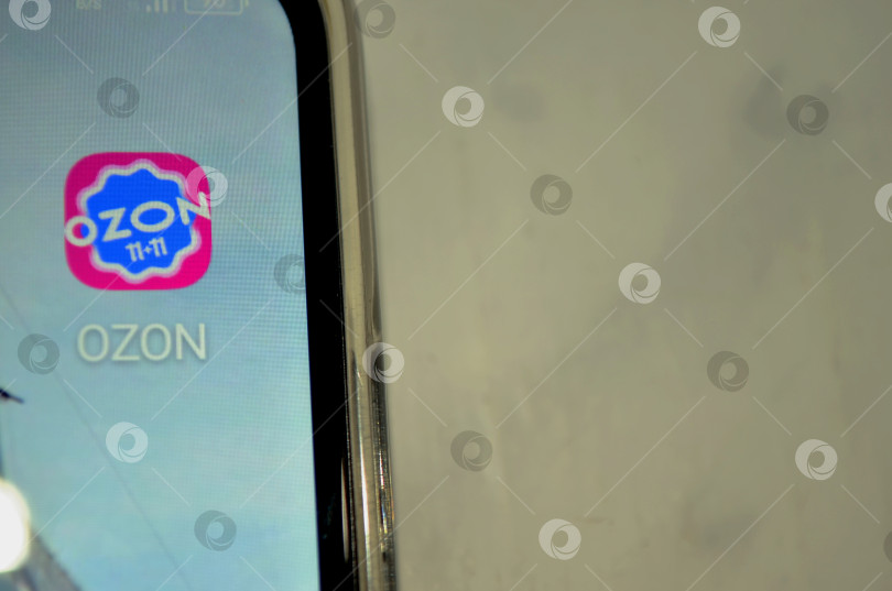 Скачать Значок приложения Озон на экране смартфона фотосток Ozero