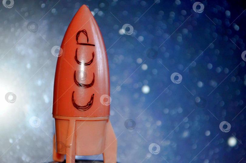 Скачать Игрушечная ракета  СССР на фоне звездного неба фотосток Ozero