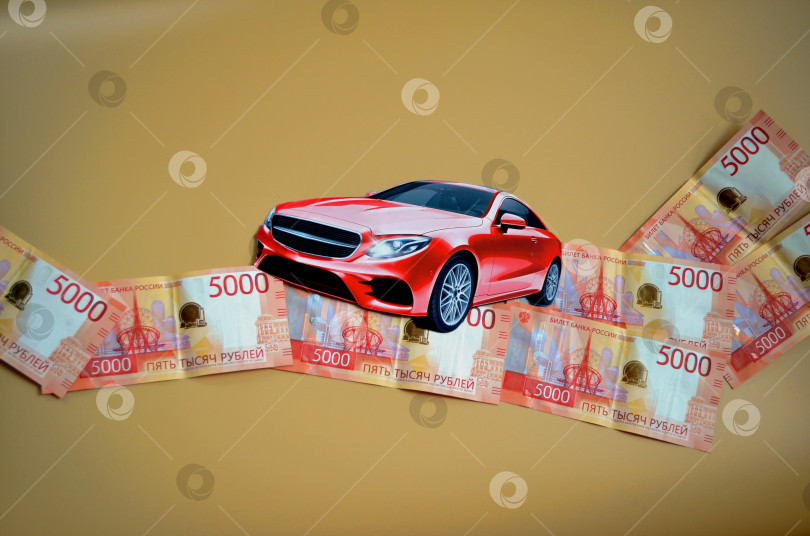Скачать Легковой автомобиль едет по дороге из денег. Коллаж фотосток Ozero