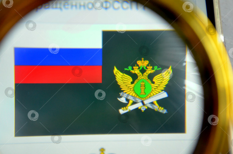 Скачать Эмблема ФССП на фоне российского флага под лупой фотосток Ozero