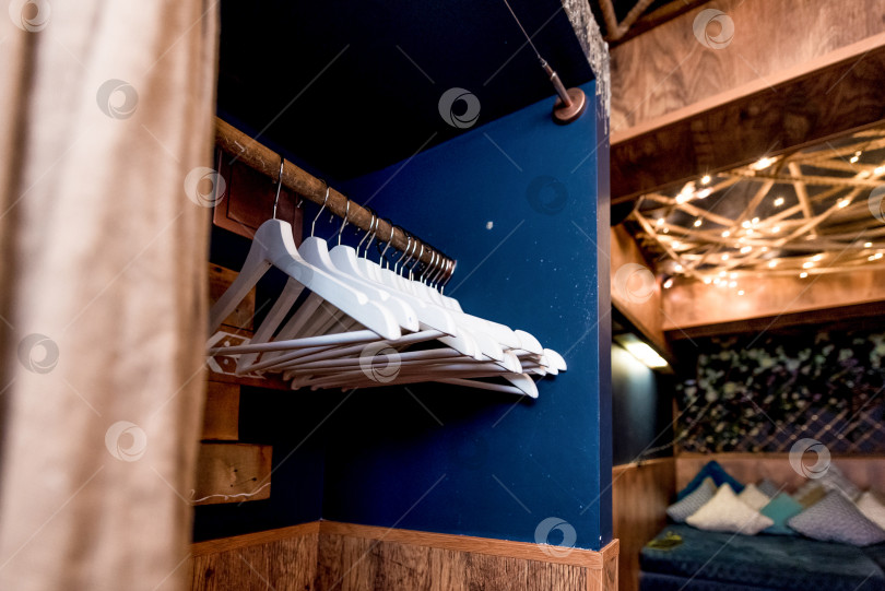 Скачать Пустые вешалки для верхней одежды в шкафу-купе в интерьере прихожей фотосток Ozero