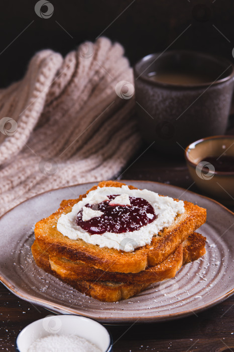 Скачать Сладкие тосты с рикоттой, ягодным джемом и пастилой на тарелке на столе, вид сверху фотосток Ozero