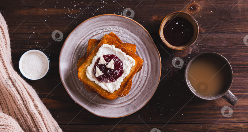 Скачать Аппетитные тосты со сливочным сыром, джемом, пастилой и кокосовой стружкой на тарелке вид сверху веб-баннер фотосток Ozero