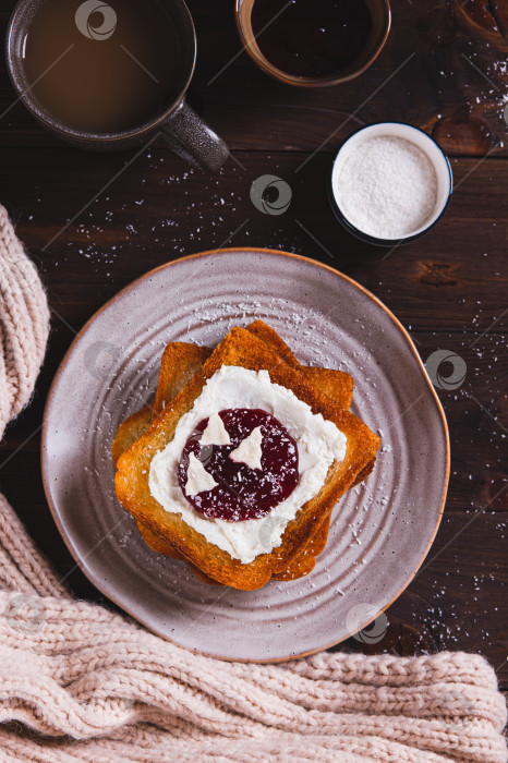Скачать Вкусные тосты со сливочным сыром, джемом, пастилой и кокосовой стружкой на тарелке в вертикальном положении фотосток Ozero