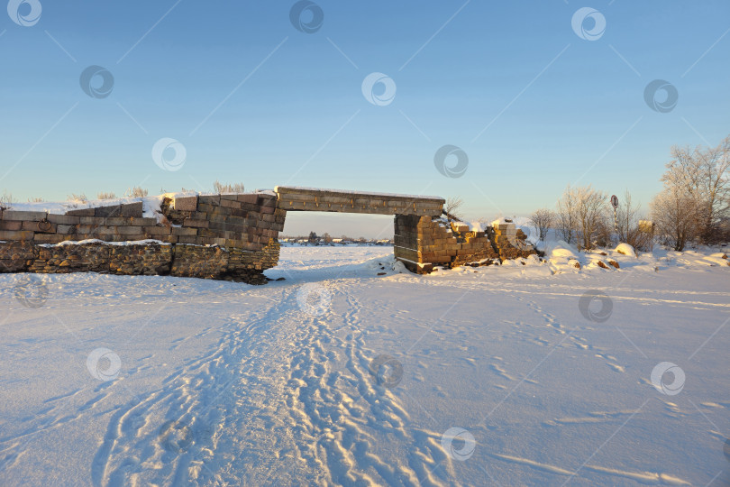 Скачать Старый мост с каменной стеной сбоку фотосток Ozero