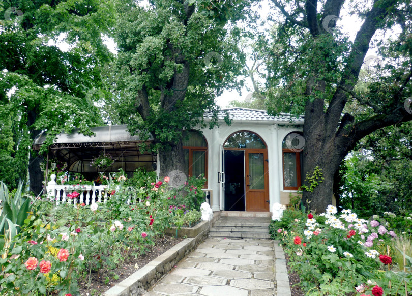 Скачать Здание и клумба фотосток Ozero