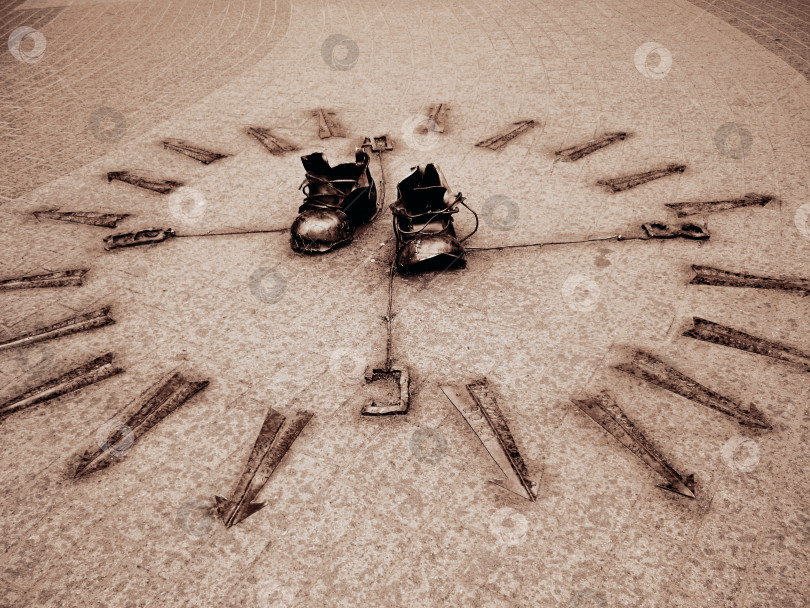 Скачать Часы на асфальте в Зеленогорске фотосток Ozero