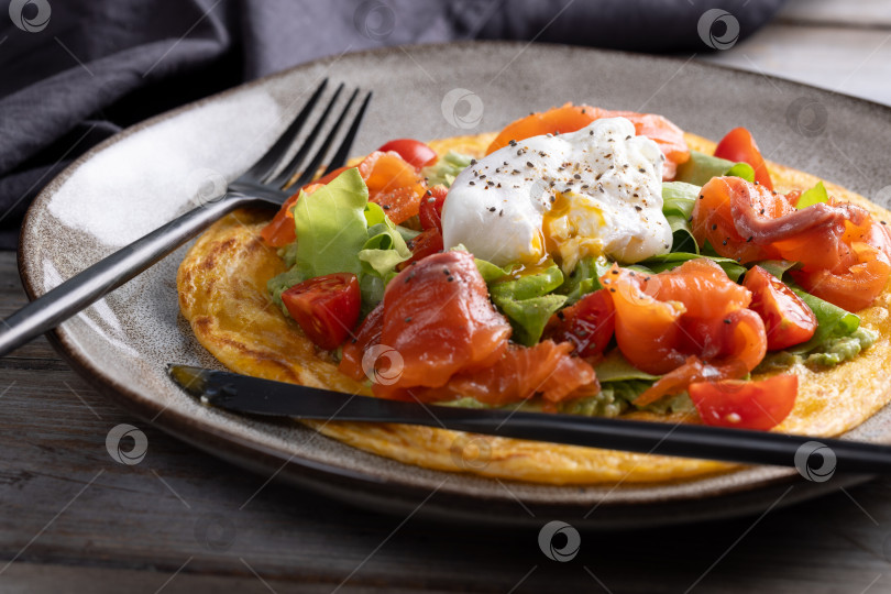 Скачать Лепешка роти с авокадо, помидорами, лососем и яйцом-пашот фотосток Ozero