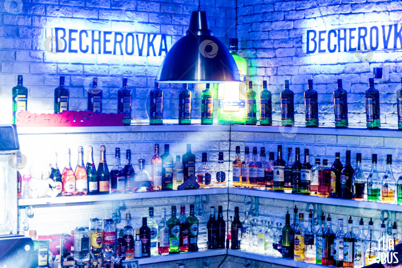 Скачать Санкт-Петербург, Россия, 12 марта 2020 года, полка для напитков в стеклянных бутылках фотосток Ozero
