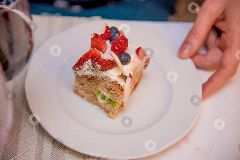 Скачать Кусочек сладкой хлебобулочной выпечки, вкуснейший десерт, украшение торта-пирога на белой тарелке фотосток Ozero