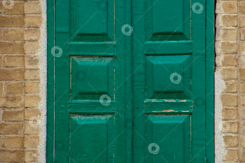 Скачать Зеленая деревянная дверь в Венеции, Италия. Старая деревянная дверь, выкрашенная зеленой краской. фотосток Ozero