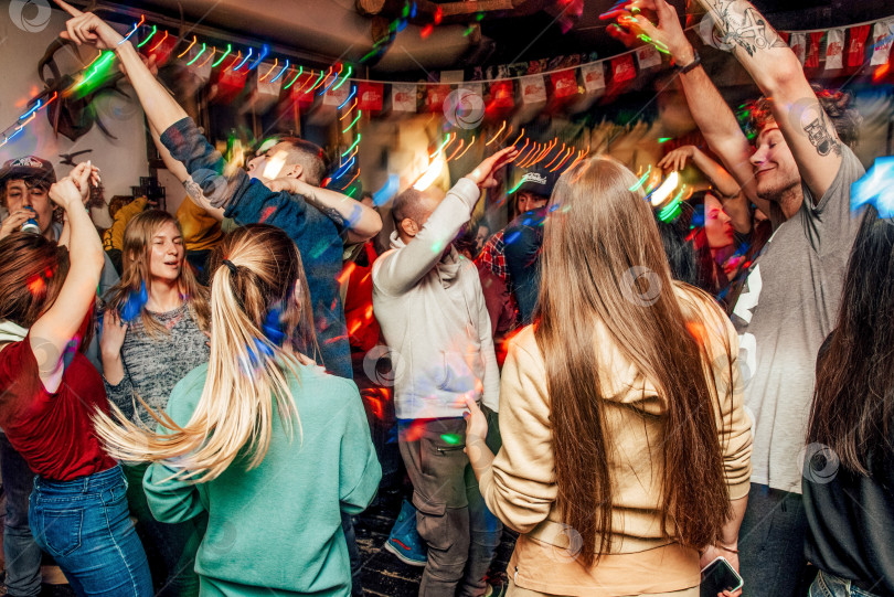 Скачать Шерегеш, Россия, 21 февраля 2019 года, Ночная вечеринка в клубе people dancing фотосток Ozero