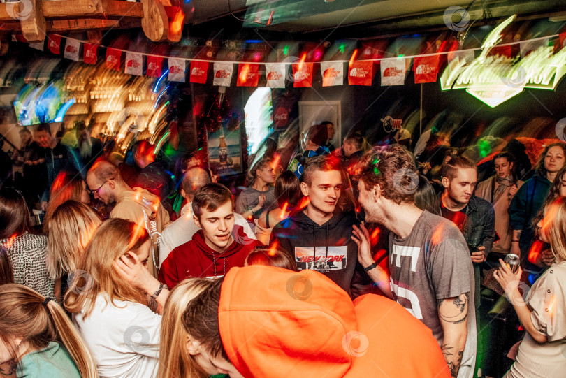 Скачать Шерегеш, Россия, 21 февраля 2019 года, Ночная вечеринка в клубе people dancing фотосток Ozero