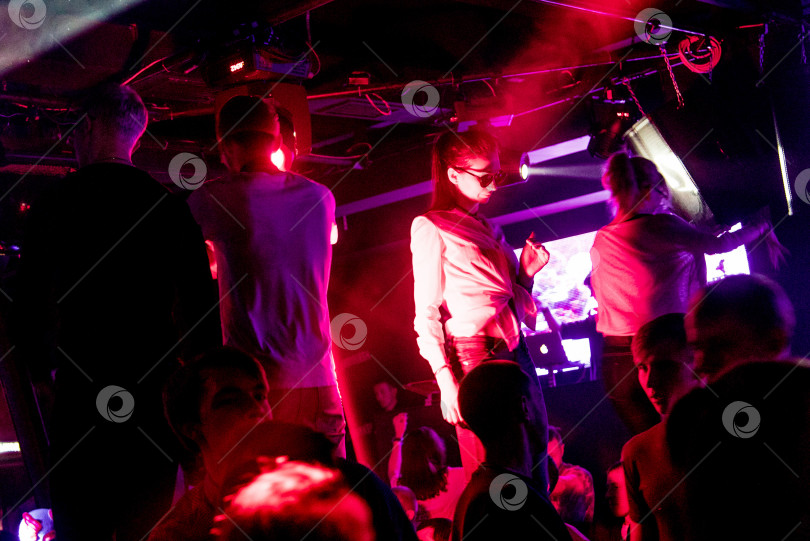 Скачать Шерегеш, Россия, 21 февраля 2019 года, Ночная вечеринка в клубе people dancing фотосток Ozero