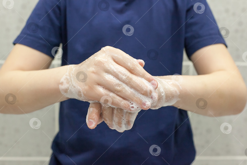 Скачать Концепция Всемирного дня мытья рук - мытье рук с мылом в ванной комнате фотосток Ozero
