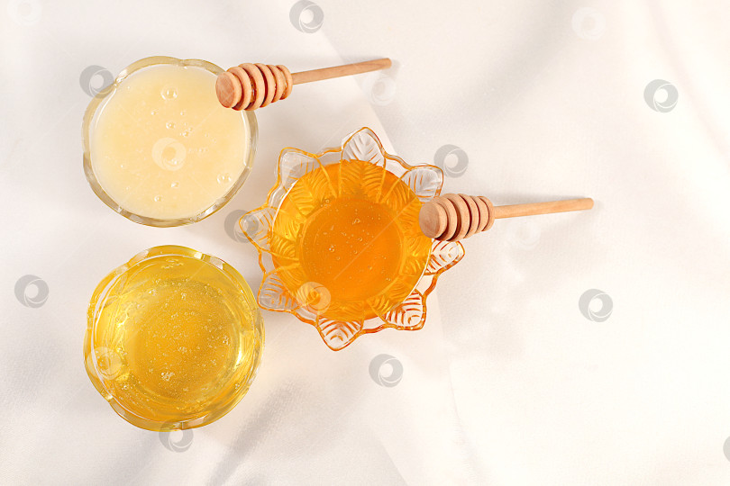 Скачать Ассортимент лугового, цветочного, пчелиного меда и нектара для демонстрации на ярмарке меда или распродаже, стаканчики с различными сортами меда на кухонном столе.натуральный полезный продукт для здоровья и лечения, фотосток Ozero