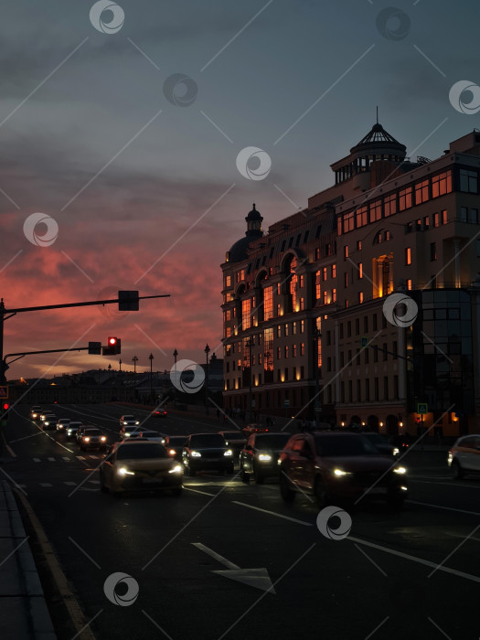 Скачать Вечерний город: суета улиц на закате фотосток Ozero