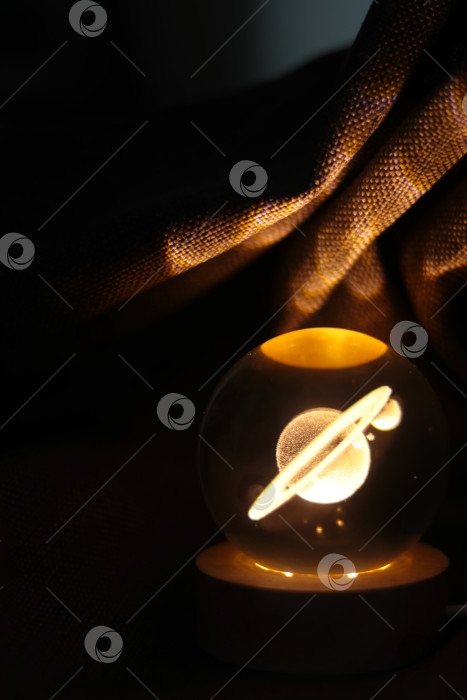 Скачать Космическая симфония в хрустальном шаре: ночник „Сатурн“ фотосток Ozero