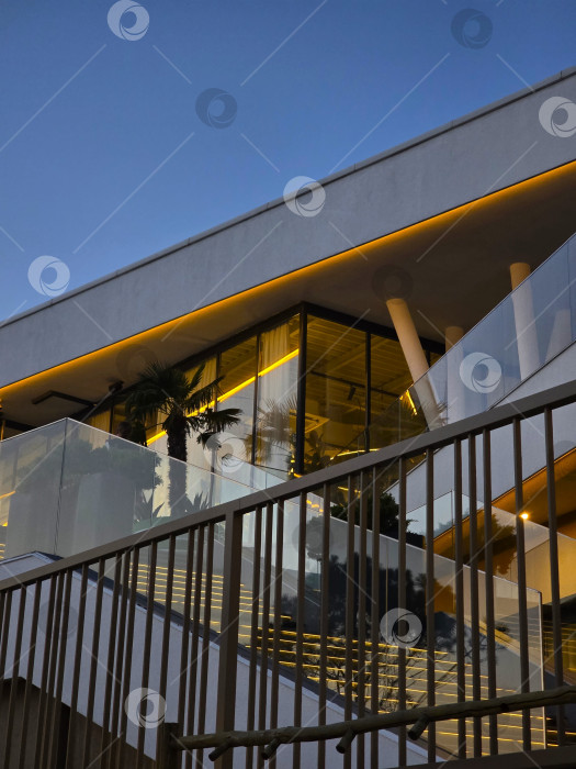 Скачать Современная вилла на закате: свет и линии архитектуры фотосток Ozero