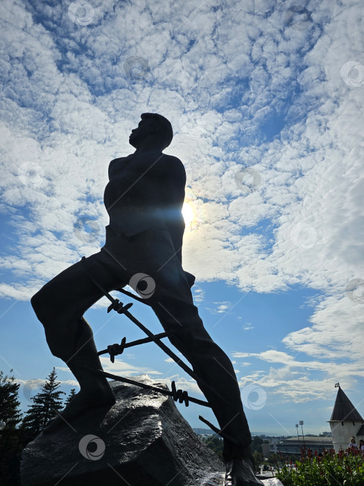 Скачать Символ мужества: силуэт памятника на фоне небесной глади фотосток Ozero