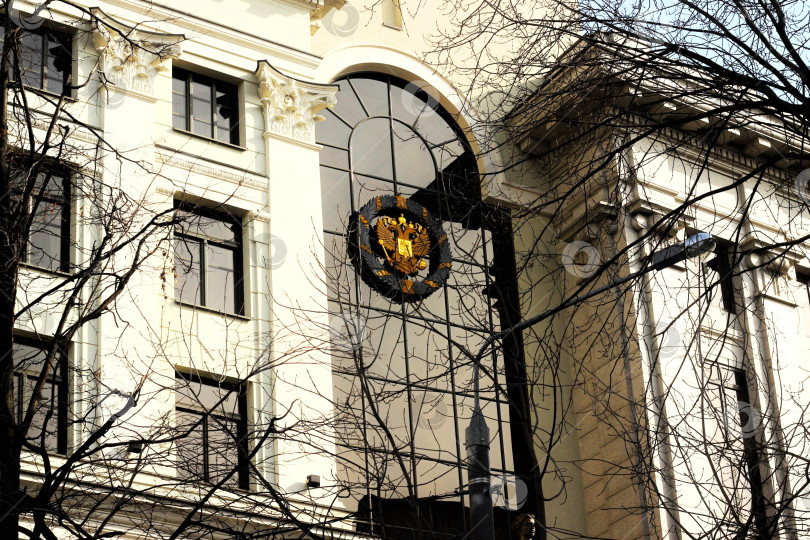 Скачать Величие закона: фасад здания с гербом Российской Федерации фотосток Ozero