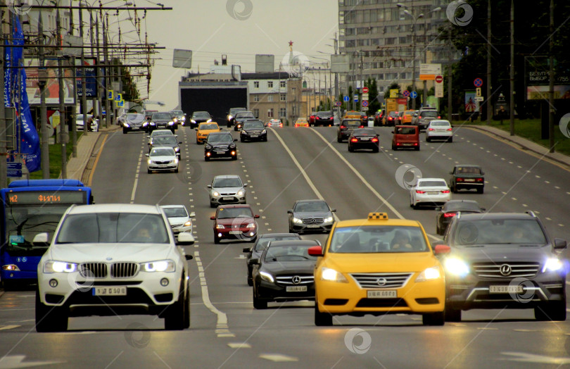 Скачать Городская суета: плотный поток машин на столичной магистрали фотосток Ozero