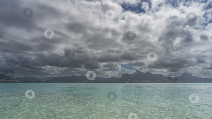 Скачать Морской пейзаж. Спокойный бирюзовый океан. фотосток Ozero