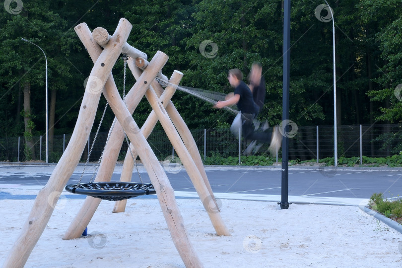 Скачать Качели на детской площадке. Радость движения, досуг на свежем воздухе. Россия, Воронеж, 4 июля 2025 г. фотосток Ozero