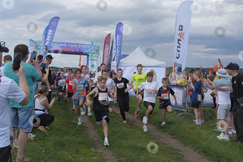 Скачать Старт детского забега на Кудыкиной-Горе. Болельщики поддерживают участников забега. фотосток Ozero