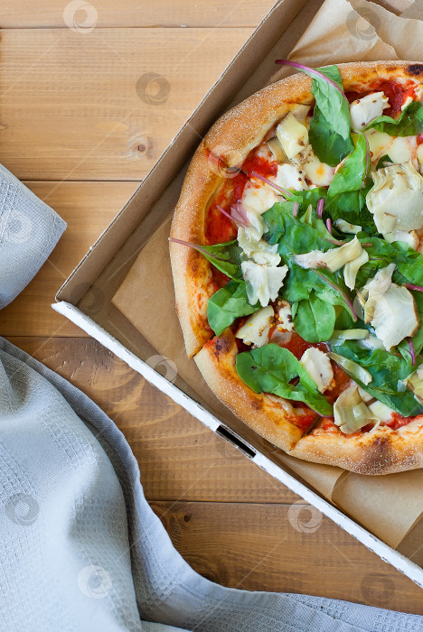 Скачать Вид сверху ОЧЕНЬ ГОРЯЧАЯ итальянская пицца на белом деревянном столе с грибами, базиликом, помидорами, оливками и сыром фотосток Ozero