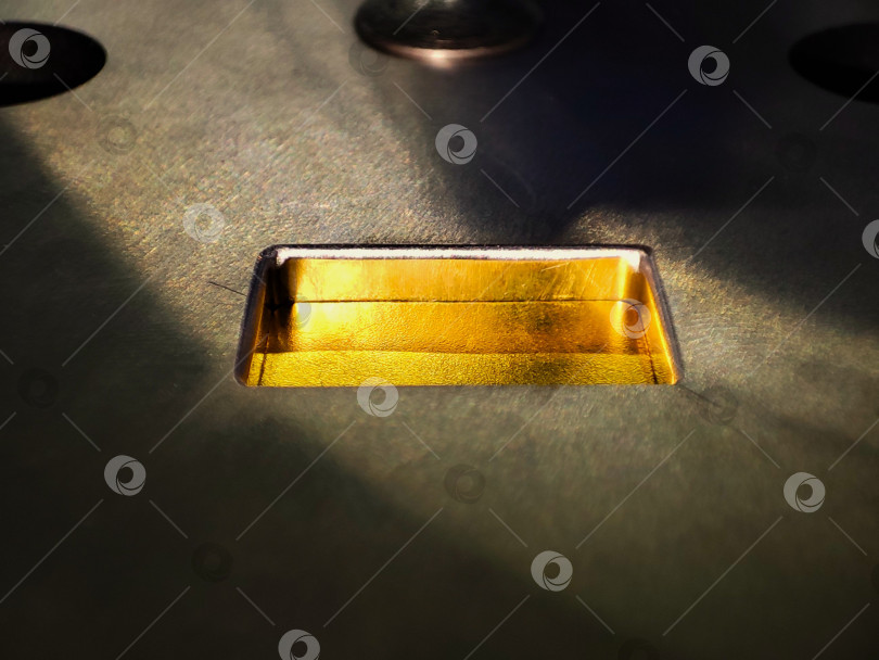 Скачать Заготовка золотого слитка в штамповочном прессе фотосток Ozero