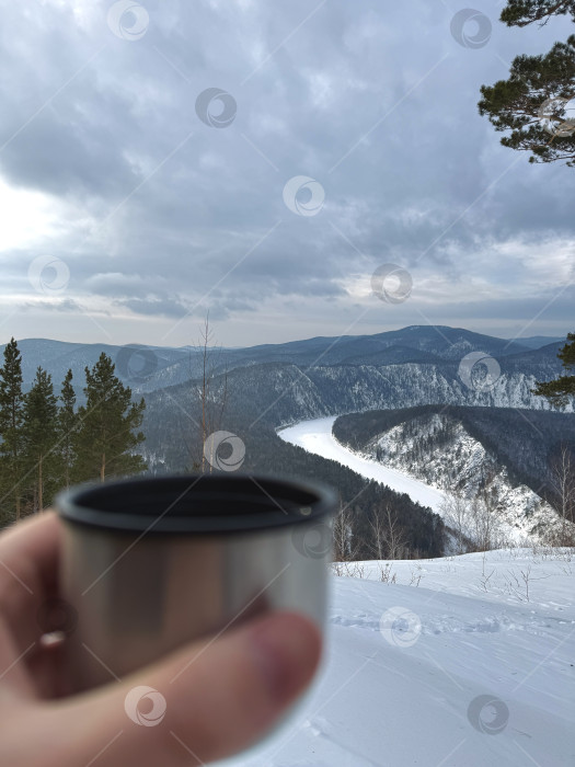 Скачать Манская петля на реке Мана зимой с чашкой в руке, Сибирь фотосток Ozero