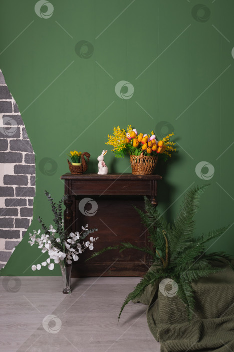 Скачать Минималистичная пасхальная фотозона с зеленой стеной, имитацией кирпичной стены и цветами фотосток Ozero