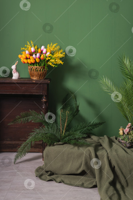 Скачать Фотозона с папоротниками, цветами и пасхальным кроликом на зеленом фоне фотосток Ozero