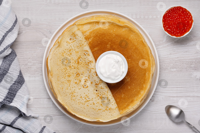 Скачать Свежеиспеченные блинчики со сметаной и красной икрой фотосток Ozero