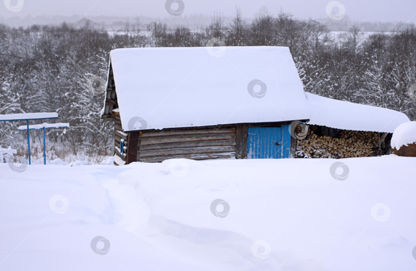 Скачать Заснеженная баня по черному с поленницей дров. фотосток Ozero