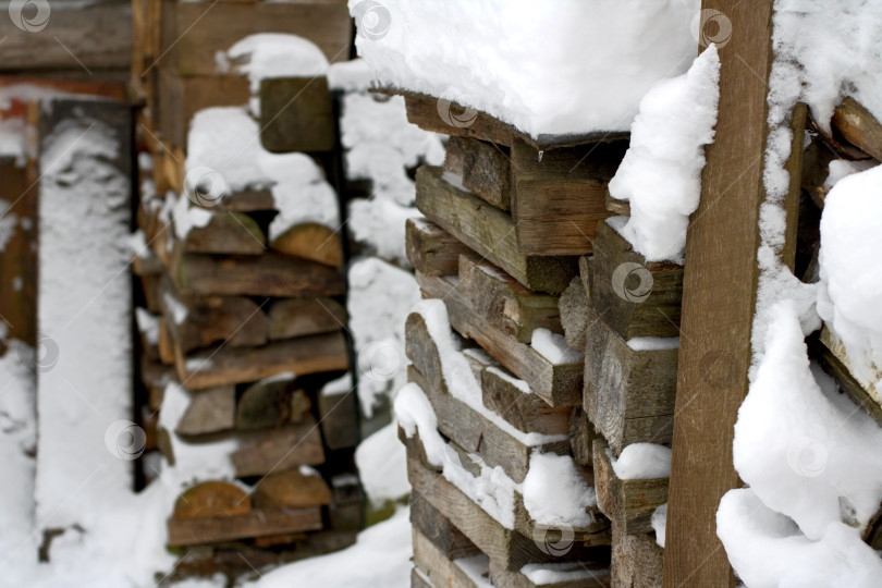 Скачать Дрова под снегом. фотосток Ozero