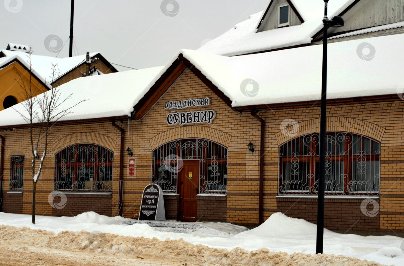 Скачать Здание магазина сувениров зимой в Валдае. фотосток Ozero