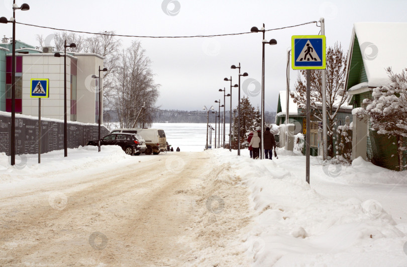 Скачать Зимняя улица с видом на озеро Валдайское в городе Валдай. Новгородская область. фотосток Ozero