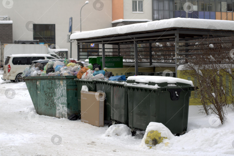 Скачать Мусорные баки на зимней улице. фотосток Ozero