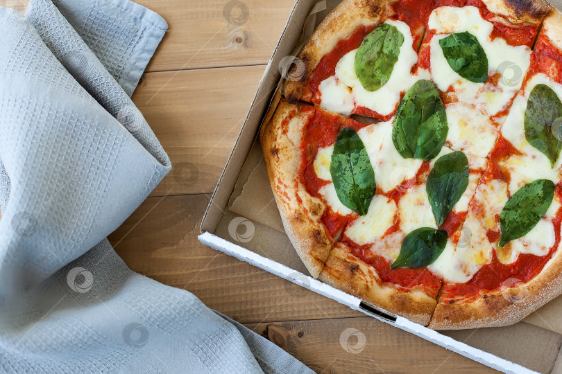 Скачать Вид сверху ОЧЕНЬ ГОРЯЧАЯ итальянская пицца на белом деревянном столе с грибами, базиликом, помидорами, оливками и сыром фотосток Ozero