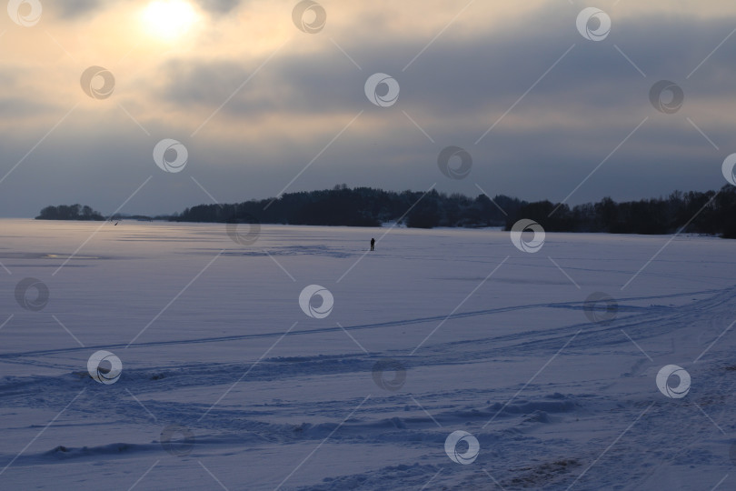 Скачать Зимний пейзаж на замерзшую реку Волхов в Великом Новгороде. фотосток Ozero