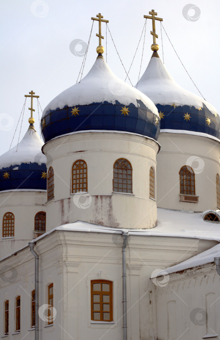 Скачать Крестовоздвиженский Собор с синими куполами в Юрьевом Монастыре. фотосток Ozero