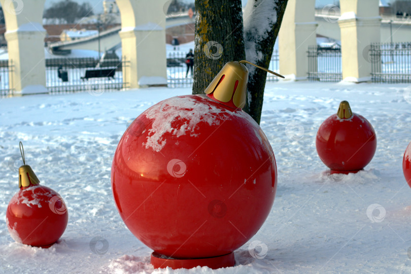 Скачать Красные шары на снегу у Аркады Гостиного Двора в Великом Новгороде фотосток Ozero