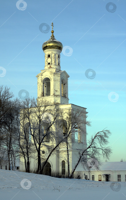 Скачать Надвратная колокольня в Юрьевом монастыре в Великом Новгороде. . фотосток Ozero