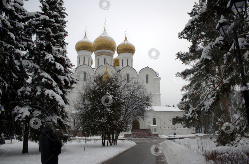 Скачать Дорога к Успенскому собору в Ярославле. фотосток Ozero