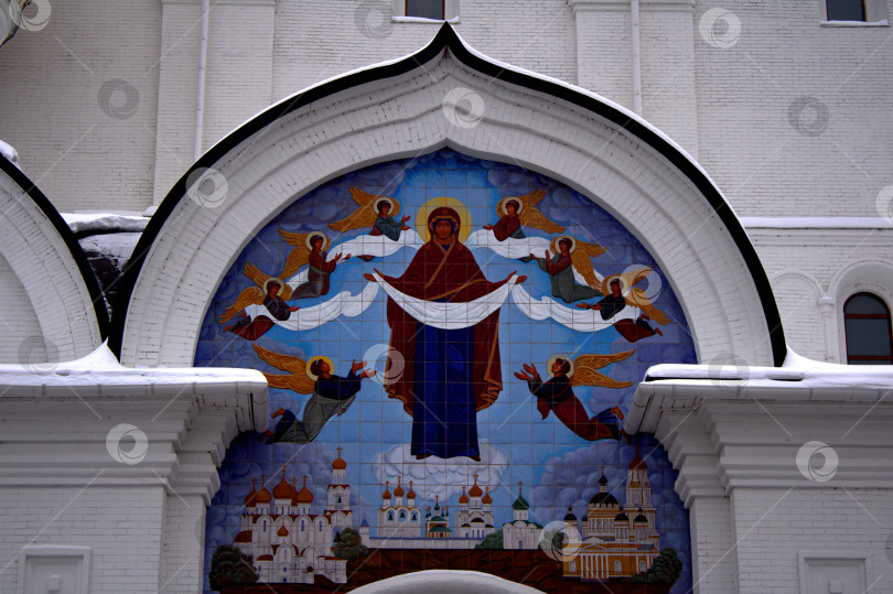 Скачать Мозаика на фасаде Успенского собора в Ярославле. январь 2026 фотосток Ozero